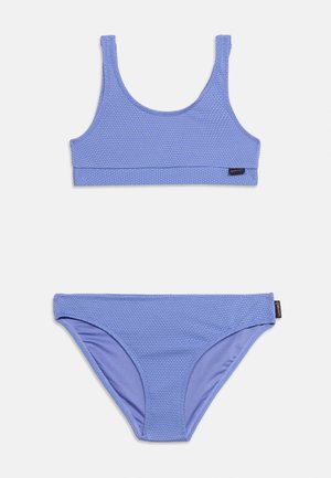 Conjunto de bikini azul claro texturizado de dos piezas con parte superior estilo deportivo de escote redondo y braguita de bikini de talle medio a juego sobre fondo blanco.