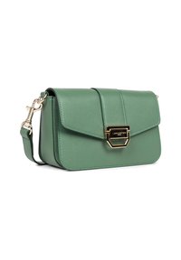 Grüne Leder-Schultertasche mit einem Klappenverschluss, ausgestattet mit einem Verschluss aus goldfarbenem Metall. Glatte Textur mit subtilen Steppnähten.