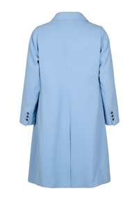Svetlo modri volneni plašč z izrezanim ovratnikom, tričetrtinskimi rokavi in črnimi gumbi na rokavih; ima ravno kroj in zadnji razporek.