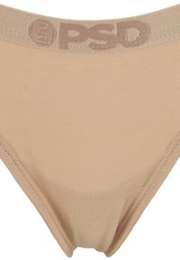 Sous-vêtements en coton beige à texture douce, avec une ceinture étroite portant le logo "PSD" imprimé en couleur contrastante.