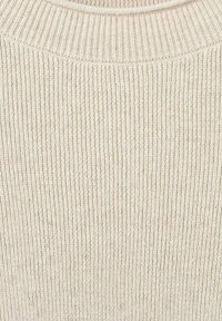 Țesătură tricotată bej cu nervuri, cu decolteu rotund, prezentând textura detaliată și modelul cusăturii.