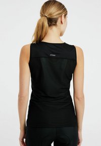 Zwarte sportieve tanktop met een mesh achterzijde, ronde halslijn en slim fit. Logo "protest" op de bovenrug. Glad textuur en lichtgewicht ontwerp.