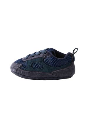 Granatowy sneaker wykonany z siateczki i zamszu, charakteryzujący się niskim profilem, okrągłym noskiem i sznurowanym designem. Posiada teksturowaną podeszwę oraz pętelkę z tyłu.