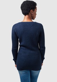 Maglione lavorato a maglia blu navy con un motivo testurizzato, caratterizzato da maniche lunghe, una vestibilità rilassata e polsini e orlo a costine.