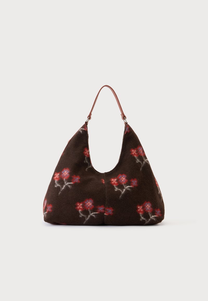 Sac à main marron doux avec des motifs floraux rouges et bleus, une forme triangulaire arrondie et une fine bandoulière marron unique.