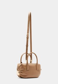 Sac à main en cuir tan avec poignées doubles, bandoulière réglable et accents en logo doré. Forme douce et arrondie, design minimaliste.