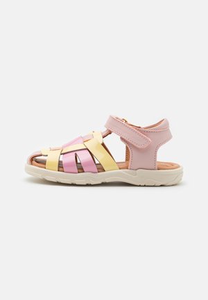 Rosa und gelbe Sandale mit einem Riemchen-Design, rundem Zehenbereich, Klettverschluss, gepolstertem Fußbett und strukturiertem Gummisohlen.