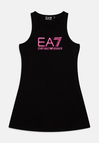 Fekete ujjatlan ruha, amely testhez simuló felsőrésszel és terjedelmes szoknyával rendelkezik. Az elülső részen egy rózsaszín hímzett EA7 Emporio Armani logó látható.