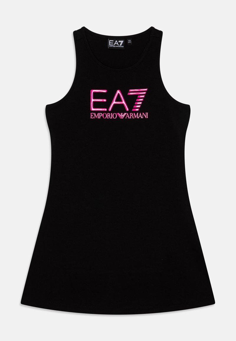 Melna bez piedurknēm, ar pieguļošu augšdaļu un izplestu svārku. Priekšpusē ir redzams rozā izšūts EA7 Emporio Armani logotips.