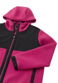 Fleece bunda s kapucňou, s jasne ružovým telom a čiernymi akcentmi, na zips, a so šitými manžetami pre bezpečné uchytenie.