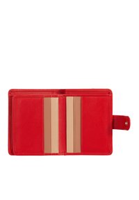El interior de la cartera roja de cuero presenta dos compartimentos para tarjetas y un compartimento para billetes, con una textura suave y sin herrajes visibles.