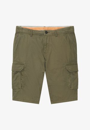 Kremowa bluza z kapturem z kieszenią kangurzą, połączona z oliwkowymi szortami cargo. Model nosi białe trampki i białe skarpetki do kostek. Gładkie tło.