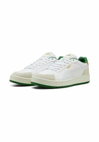 Zapatillas blancas con detalles verdes y toques naranjas. Fabricadas en cuero y gamuza con una suela de goma y un logo de la marca destacado en la lengüeta.