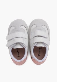Scarpe in suede e pelle grigia con due cinturini regolabili in velcro, punta rotonda e suola in gomma rosa, viste dall'alto.