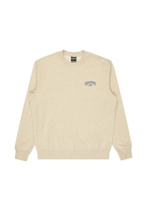 Sweatshirt beige avec col rond et poignets côtelés, arborant un petit logo brodé bleu sur la zone de la poitrine gauche. Texture douce.