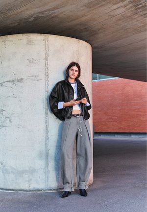 PULL&BEAR, BALLOON FIT CARGO - TROUSERS - Pantalon classique - grey