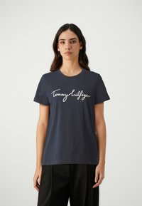 Tommy Hilfiger - HERITAGE CREW NECK GRAPHIC TEE - Apdrukāts T-krekls - midnight Miniatūras attēls 1