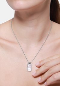 Collana in argento con pendente rettangolare dotato di un'intarsio in madreperla rosa chiaro lucido, superficie liscia e design minimalista.