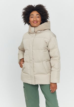 Beige Steppjacke mit einer strukturierten, tanfarbenen Kapuze. Verfügt über ein gestepptes Design, seitliche Taschen und eine gerade Passform. Getragen mit grünen Cargo-Hosen.