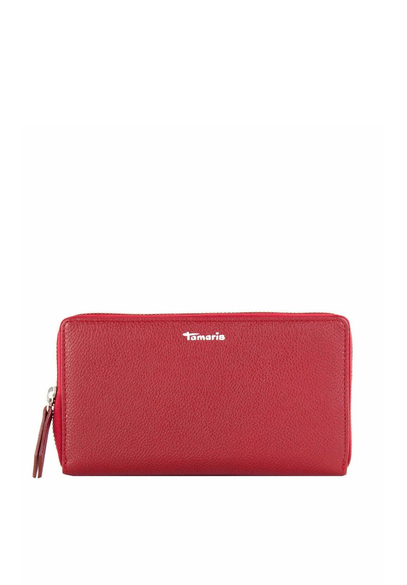 Cartera de cuero rojo con acabado texturizado, cierre de cremallera y logotipo de marca en plata. Forma rectangular con bordes redondeados.