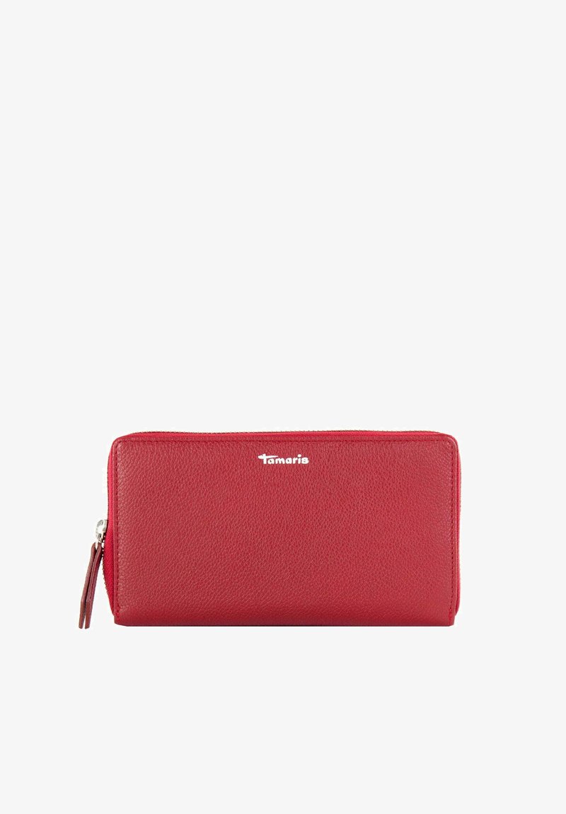 Cartera de cuero rojo con acabado texturizado, cierre de cremallera y logotipo de marca en plata. Forma rectangular con bordes redondeados.