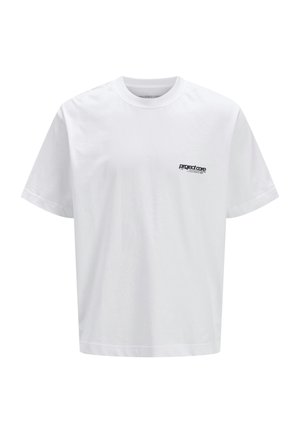 Balta kokvilnas T-kreklu ar apaļu izgriezumu, īsām piedurknēm un mazu melnu logo kreisajā pusē. Gluda tekstūra un brīvs piegriezums.