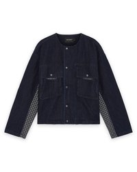 Tummansininen farkkutakki, jossa on kaksi etutaskua, nepparit ja ruudulliset sivupaneelit. Pyöreä kaula-aukko ja pitkät hihat, rento muotoilu.