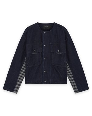 Tumedast denimist jope kahe eesmise tasku, pressnuppude ja ruuduliste külgpaneelidega. Ümmargune kaelus ja pikad varrukad, valmistatud juhuslikuks kandmiseks.