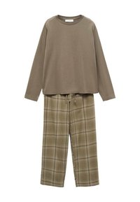 Olijfgroene langluchtshirt gecombineerd met beige geruite loungebroek. Het shirt heeft een ronde halslijn; de broek heeft een elastische tailleband en een trekkoord.