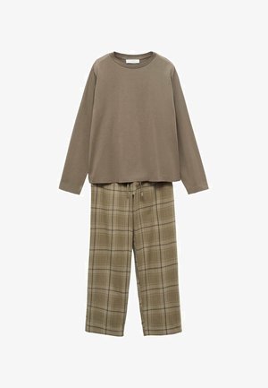 Camisa de manga larga color oliva combinada con pantalones de lounge de cuadros beige. La camisa tiene un escote redondo; los pantalones cuentan con una cintura elástica y cordón.