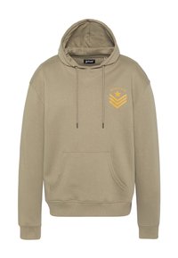 Bluza z kapturem z jasnobrązowego materiału. Posiada kieszeń kangurka z przodu, ściągacze na rękawach oraz haftowane żółte logo z gwiazdą i szewronami.