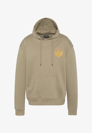 Sudadera con capucha en tela marrón claro. Cuenta con bolsillo frontal tipo canguro, puños acanalados y logotipo bordado amarillo con estrella y chevrones.