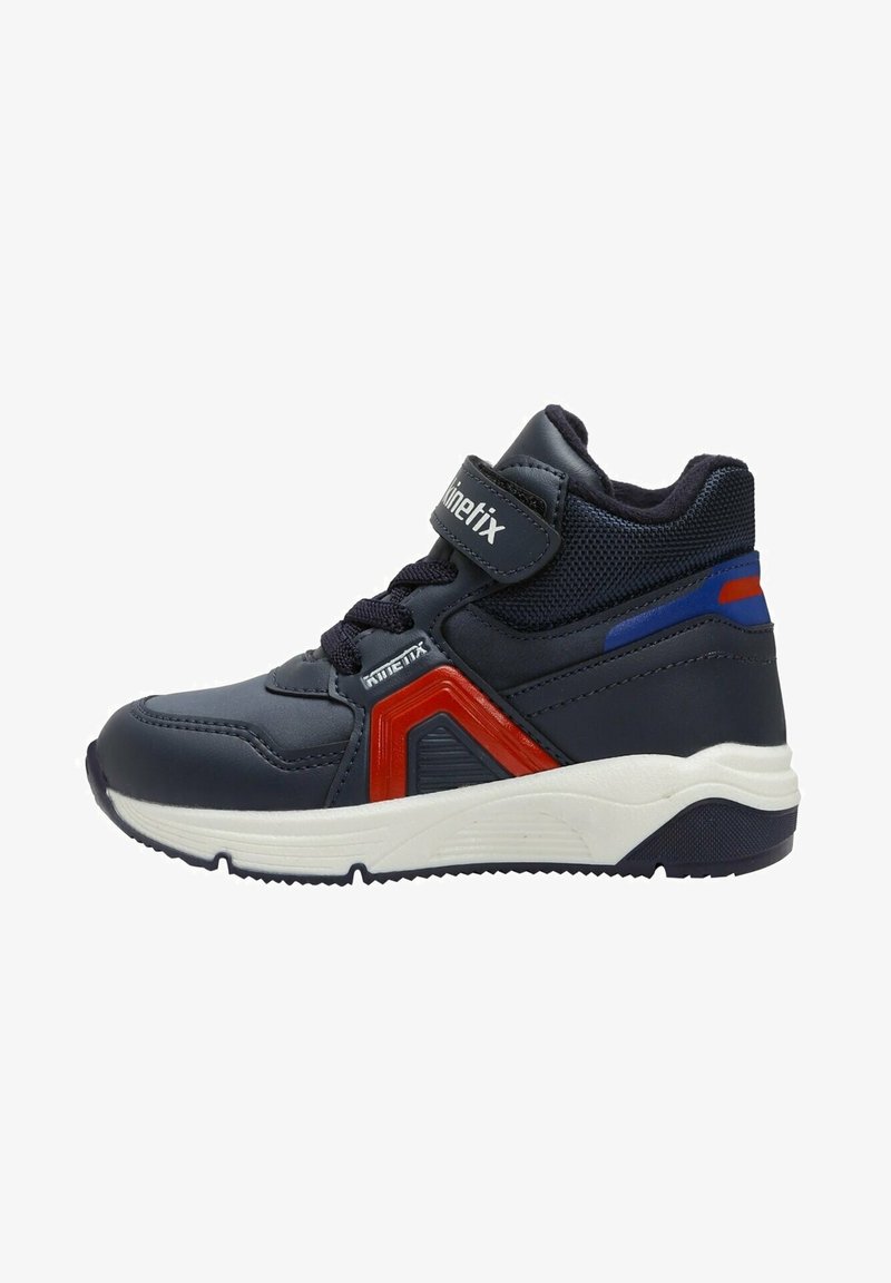 Baskets montantes bleu marine avec dessus en synthétique, présentant des accents rouges et bleus, une sangle Velcro et une semelle en caoutchouc texturée.
