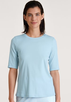 Lichtblauw T-shirt met korte mouwen, gemaakt van zacht materiaal. Heeft een ronde halslijn en een relaxte pasvorm. Goede textuur met minimale naden.