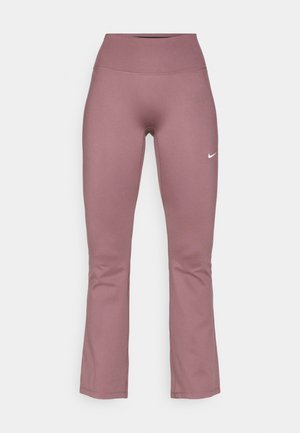 Nike-idrottsbyxor i mauve med hög midja, utställda ben, slät textur och en liten vit logga på vänster höft fram.