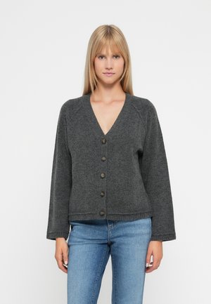 Cardigan in lana grigia scura con scollo a V, bottoni frontali e maniche lunghe a raglan. Il tessuto testurizzato e l'orlo a coste completano il design.