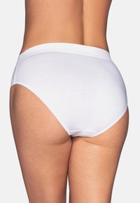 Białe bawełniane majtki o gładkiej strukturze, wysoki krój i wygodny elastyczny pasek, widok z tyłu.