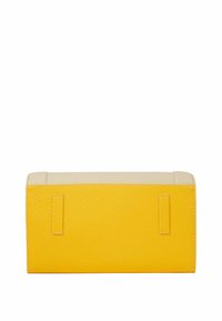 Pochette en cuir jaune et beige avec une finition texturée, de forme rectangulaire et un fond plat. Elle dispose de deux languettes latérales pour une prise en main facile.