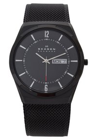 Reloj con correa de malla negra, con caja redonda, esfera oscura, marcadores de hora plateados, ventana de fecha y día, segundero rojo y un diseño minimalista.