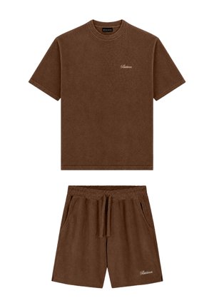 Bruine badstof T-shirt met korte mouwen en bijpassende shorts met trekkoord, met kleine witte "Blåkläder" logo's op borst en been.