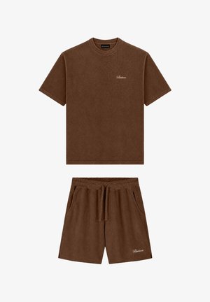 Bruine badstof T-shirt met korte mouwen en bijpassende shorts met trekkoord, met kleine witte "Blåkläder" logo's op borst en been.