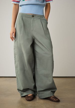 Next, REGULAR FIT - BALLOON CARGO JEANS  . - Pantalon cargo - sage green