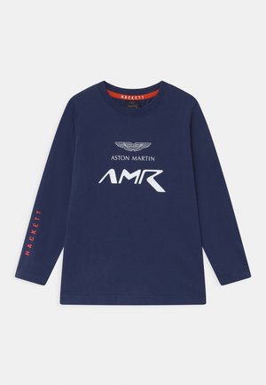 Marineblå langærmet T-shirt lavet af blød bomuld, med hvide "Aston Martin" og "AMR" logoer samt rød "HACKETT" tekst på ærmet.