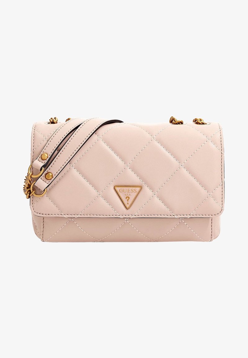 Sac bandoulière en cuir matelassé rose clair avec bandoulière chaîne dorée et logo triangulaire doré Guess sur le rabat avant.