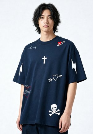 Mira Paris, TATTOO MI AMOR OVERSIZED DROPPED SHOULDER TEE 26 UNISEX - T-shirt con stampa - navy