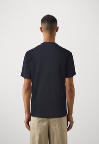 Tommy Jeans CREST FLAG TEE - Nyomott mintás póló - dark night navy