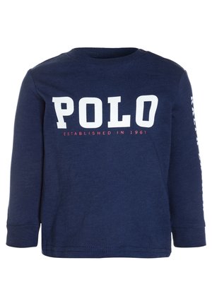 Granatowa koszula z długim rękawem z dużym białym napisem „POLO” oraz mniejszym czerwonym napisem „Established in 1967” na przodzie.