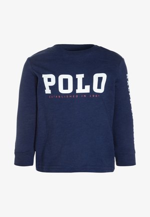 Granatowa koszula z długim rękawem z dużym białym napisem „POLO” oraz mniejszym czerwonym napisem „Established in 1967” na przodzie.