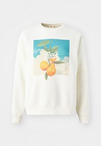 Fehér pamut pulóver, amelyen színes narancs- és levélgrafika látható egy kék ég háttér előtt, a középen pedig a "Levi's" felirat található.