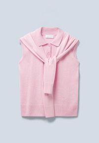 Rosa ermeløs polo-genser, lett strikket, med krage, tre knapper og et ekstra stoff knyttet rundt halsen.